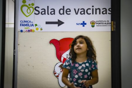 Na foto a vacinação no Centro de Saúde IAPI. Foto: Cristine Rochol/PMPA