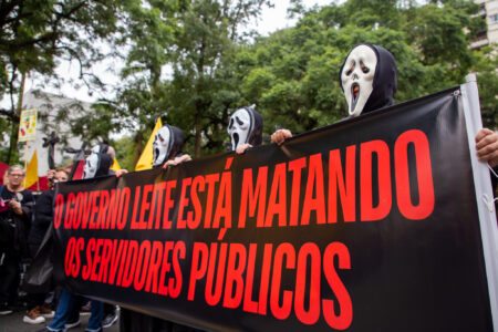 Sindicatos fazem ‘enterro do funcionalismo’ em ato por reajuste: ‘Leite está matando os servidores’