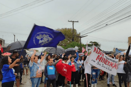 No dia 16 de abril, moradores de São José do Norte voltaram a sair às ruas para denunciar impactos do projeto (Foto: Divulgação)