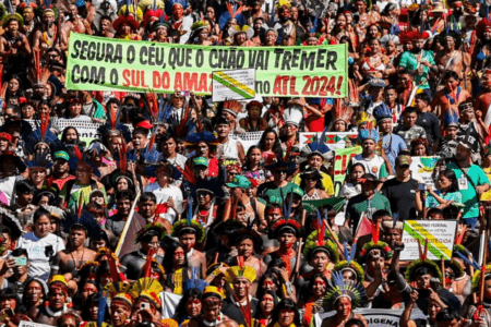 Milhares de indígenas marcham em Brasília por direitos dos povos originários