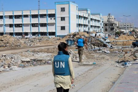Equipe da ONU inspeciona escola destruída em Khan Younis, na Faixa de Gaza, guerra que tem novo cenário após ataque do Irã. Foto: Ocha/Themba Linden