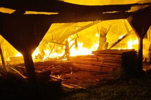 Galpão em chamas em área a ser demarcada para comunidade kaingang, em Vicente Dutra. Foto: Lideranças da TI Rio dos Índios.