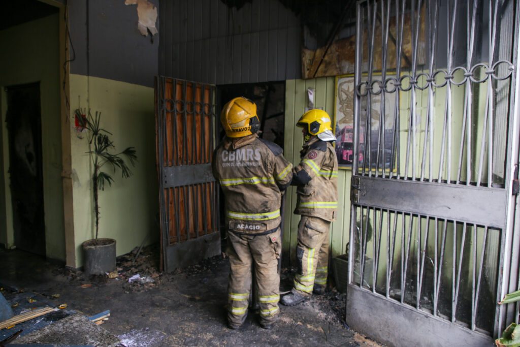 Bombeiros vistoriam o prédio após incêndio | Foto: Isabelle Rieger/Sul21