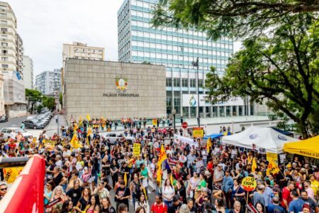 Ato do Cpers reuniu milhares de pessoas na Praça da Matriz | Foto: Maí Yandara/CPERS