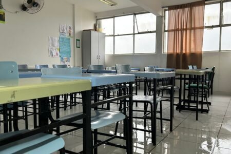 Água afeta salas de aula e laboratórios da escola. Foto: Vitória Famer/Divulgação