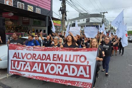 Trabalhadores de saúde protestam nesta terça contra o não pagamento de verbas indenizatórias a profissionais demitidos pela troca de gestão do Hospital Alvorada | Foto: Sindisaúde/Divulgação