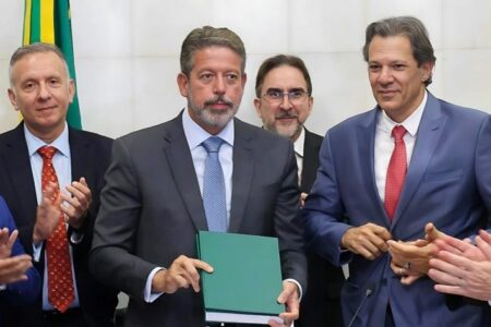 Lira recebe de Haddad o principal projeto de regulamentação da reforma. Foto: Zeca Ribeiro/Câmara dos Deputados