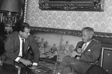 O ex-presidente João Goulart (à esq) e o embaixador dos Estados Unidos, Lincoln Gordon. Foto: Arquivo Nacional 