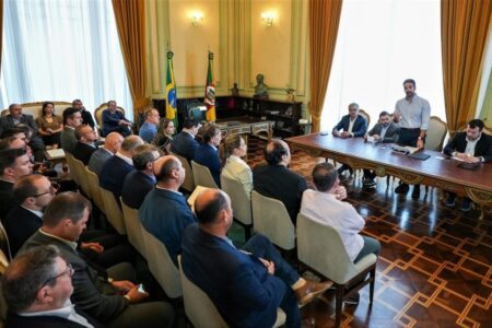 Governador apresentou medidas a deputados da base aliada e a entidades empresariais no dia 11 de abril | Foto: Maurício Tonetto/Secom