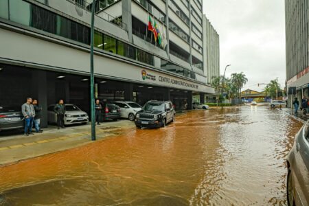 Águas invadem ruas do Centro Histórico e Rodoviária. Pontes sobre o Guaíba estão interditadas