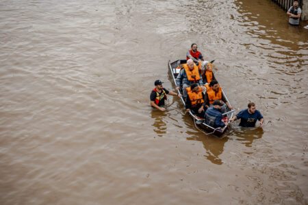 Cena de resgate em Canoas, uma das cidades mais atingidas na região metropolitana. Foto: Bruna Ouriques/Prefeitura de Canoas