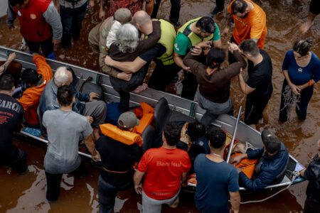 Resgate durante a enchente em Canoas. Foto: Bruna Ouriques/Prefeitura de Canoas