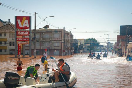 Operações de resgate de moradores dos bairros Humaitá e Navegantes, no Viaduto José Eduardo Utzig, zona norte da capital. Foto: Alex Rocha/PMPA
