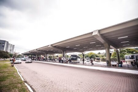 Com rodoviária alagada, terminal Antônio de Carvalho vira ponto de embarque provisório