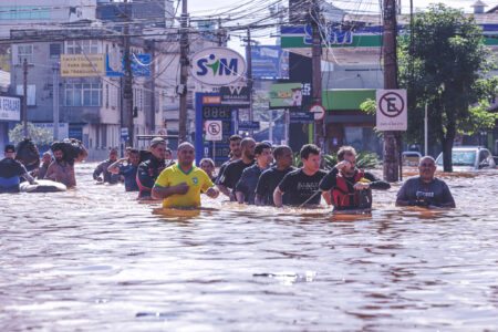 Resgate dos moradores dos bairros Humaitá e Sarandi no Viaduto José Eduardo Utzig, zona norte de Porto Alegre. Foto: Giulian Serafim/PMPA