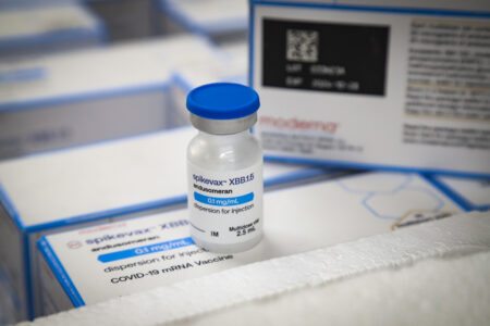 Núcleo de Imunizações (NI), da Diretoria de Vigilância em Saúde (DVS), recebeu as vacina contra a covid-19, SpikeVax, da farmacêutica Moderna. Foto: Cristine Rochol/PMPA