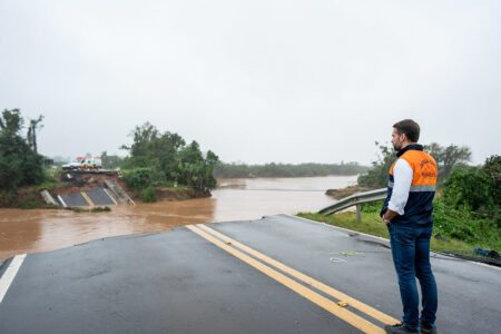 Governador Eduardo Leite em Santa Maria, no dia 2 de maio, após fortes chuvas atingirem a cidade. Foto: Mauricio Tonetto / Secom