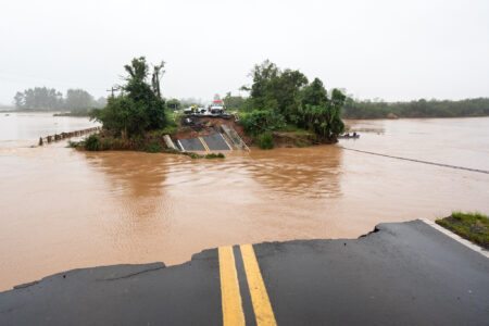 Ponte de acesso ao município de Santa Maria foi destruída | Foto: Mauricio Tonetto / Secom