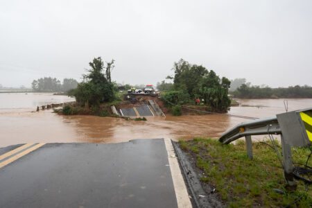 Ponte de acesso ao município de Santa Maria foi destruída pelas chuvas | Foto: Mauricio Tonetto / Secom
