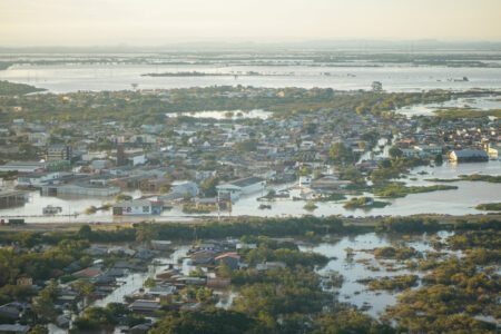 Leite admite que localidades inteiras precisarão ser realocadas após enchentes
