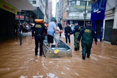 Guarda Municipal efetua resgate de moradores no centro de Porto Alegre. Fotos: Julio Ferreira/ PMPA