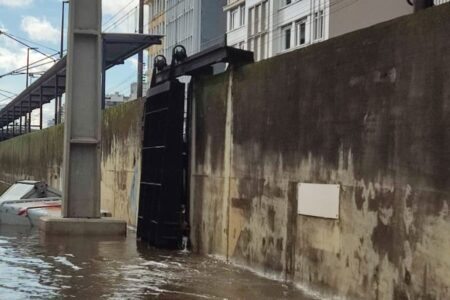 Dmae vai abrir comporta do Muro da Mauá para baixar água no Centro