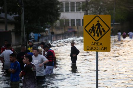 Enchente no Guaíba em Porto Alegre, Zona Norte. Foto: Isabelle Rieger/Sul21
