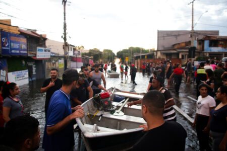 Água e colchões são prioridade para doações hoje em Porto Alegre, diz secretário