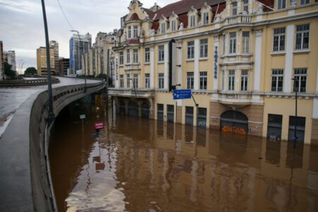 O centro de Porto foi tomado pela enchente do Guaíba, alagando a região no Viaduto da Conceição. Foto: Isabelle Rieger/Sul21