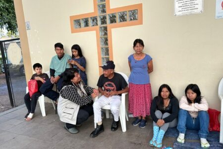  Joenia Wapichana conversa com indígenas do povo Guarani alojados no Centro Social Padre Pedro Leonardi | Foto: Divulgação/Funai