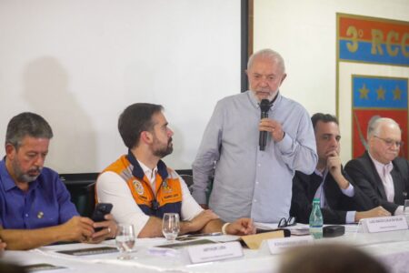 Lula garante verba para reconstruir estradas no RS e pede prevenção para eventos climáticos