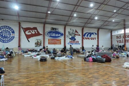 ‘Uma operação de guerra’: voluntários se mobilizam para acolher desabrigados pela enchente em Canoas