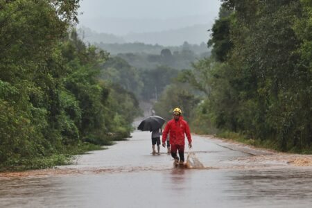Estrada na cidade de Rio Pardinho tomada pelas águas da chuvas. Fotos: Lauro Alves/ Secom