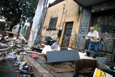 Comércio da Cidade Baixa tem mutirão de limpeza: ‘A gente ia abrir no dia 3’