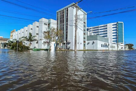 Lagoa dos Patos sobe e Hospital Universitário de Rio Grande deixa de receber pacientes