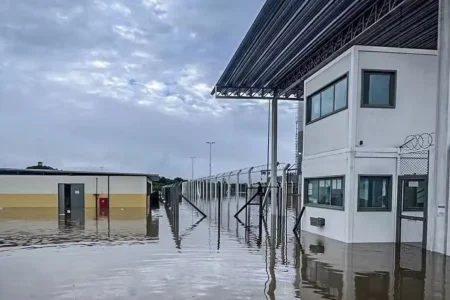 Mais de 1 mil presos são transferidos após penitenciária inundar no RS