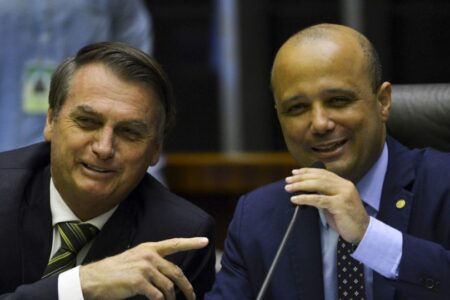 Jair Bolsonaro e Major Vitor Hugo, presidente do Instituto Harpia Brasil. Foto: Marcelo Camargo/Agência Brasil