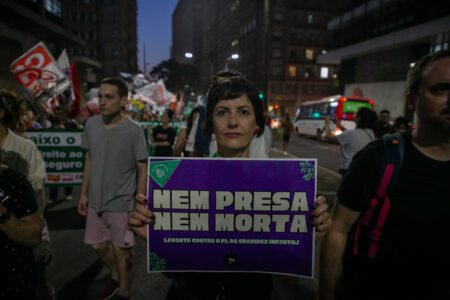 Com ‘Fora, Lira’, mulheres protestam em Porto Alegre: ‘criança não é mãe, estuprador não é pai’