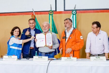 Lula assinou em junho a Medida Provisória que determina o pagamento para ajudar a manter os empregos de trabalhadores formais gaúchos. Foto: Ricardo Stuckert / PR