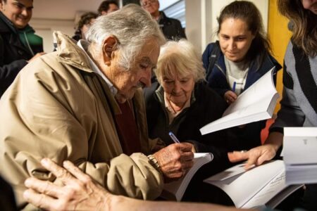 Mujica participou do lançamento do livro em Montevidéu (MPP/Divulgação)