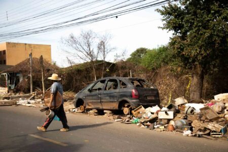 Lixo se acumula nas ruas do bairro Mathias Velho nesta quinta (13). Foto: Isabelle Rieger/Sul21