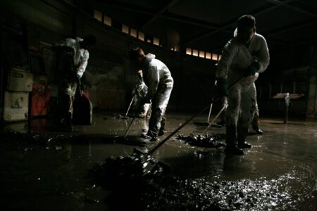 FOTOS: Em meio ao lodo e à lama, trabalhadores fazem limpeza profunda da Estação Mercado