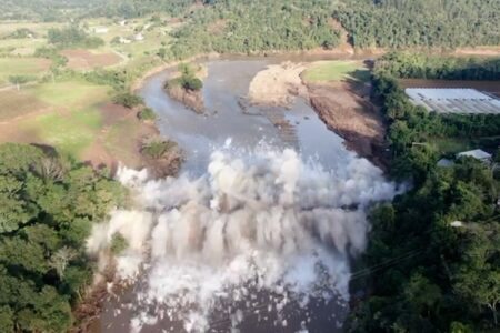 Implosão da ponte sobre o Rio Caí ocorreu nesta quinta-feira | Foto: DNIT/Divulgação