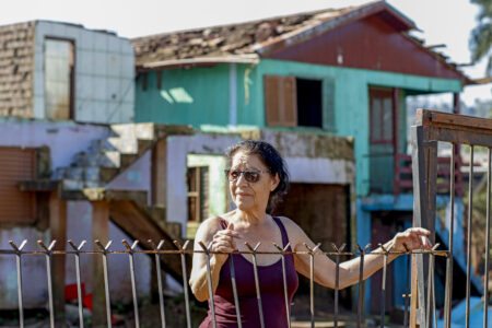 Maria Sirlei Vargas em frente a casa, após enchente que atingiu toda a região. Foto: Bruno Peres/Agência Brasil