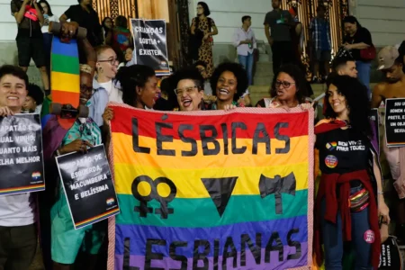  Pessoas celebram o Dia Internacional do Orgulho LGBTQIA+ na Cinelândia, região central do Rioa cidade. Foto: Fernando Frazão/Agência Brasil. Foto: Fernando Frazão/Agência Brasil
