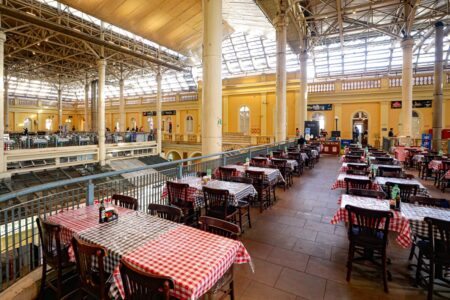 Restaurante do segundo andar do Mercado são os primeiros estabelecimentos que voltam a funcionar. Foto: Alex Rocha/PMPA